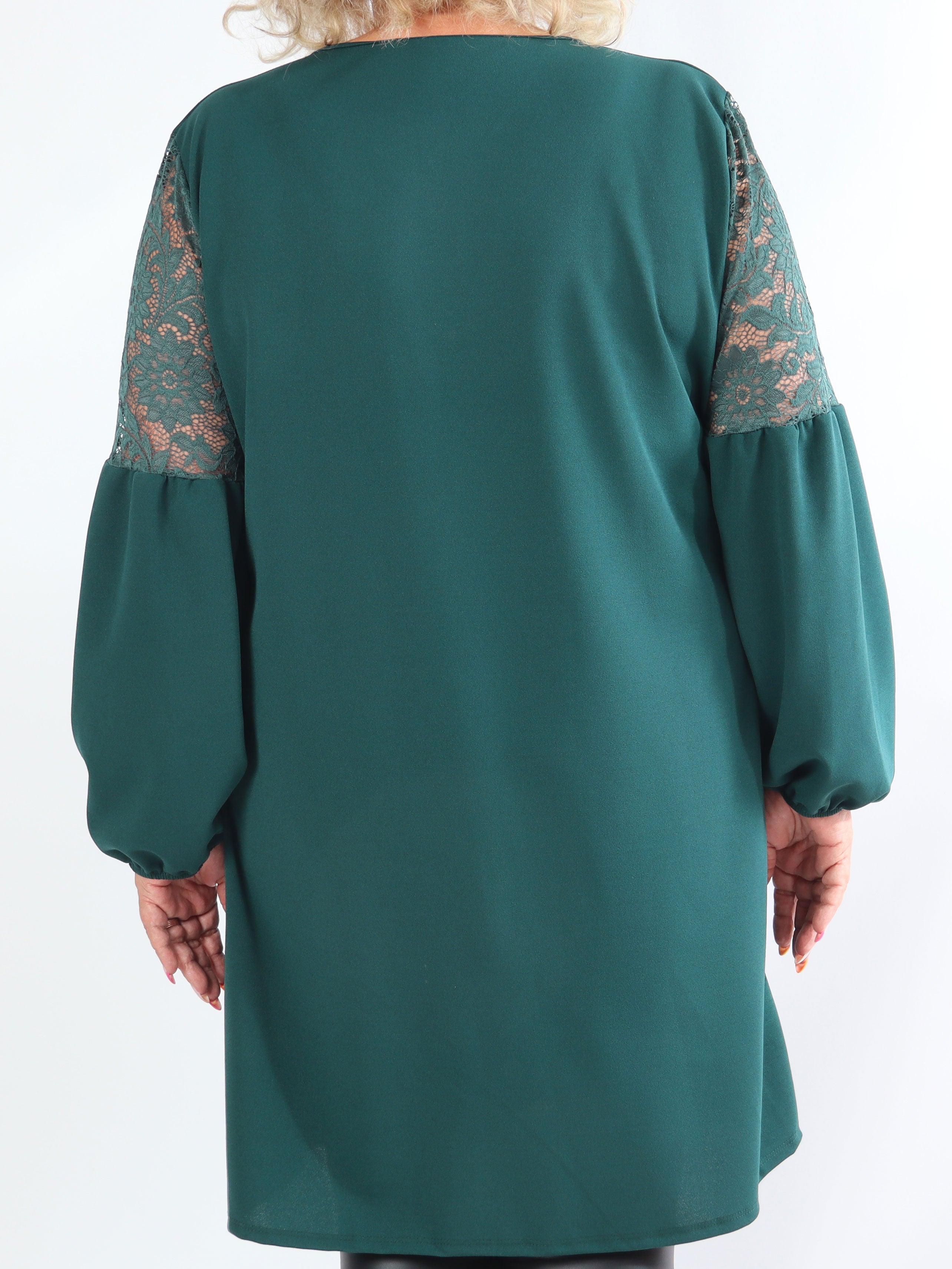 Romance - Fin plus size kjole med blondeærmer